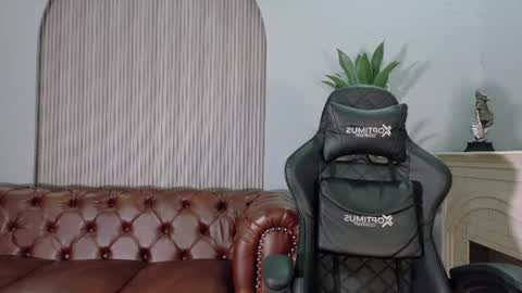 Snapshot of meggan_luxx chatting on 07/14/26, 11:05 MEGGAN LUXX online show from 07/14/26, 11:05
