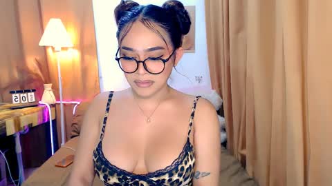 mel_rai14 online show from 04/05/26, 02:25