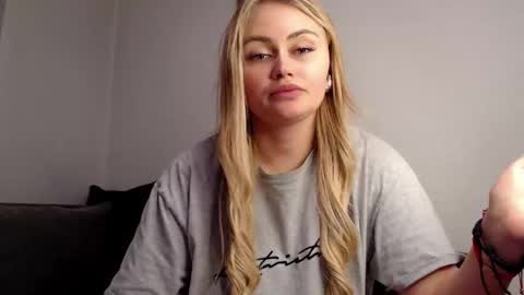 Snapshot of melani_a chatting on 12/02/24, 07:27 Melania online show from 12/02/24, 07:27