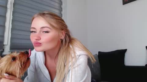 Snapshot of melani_a chatting on 09/19/25, 11:33 Melania online show from 09/19/25, 11:33