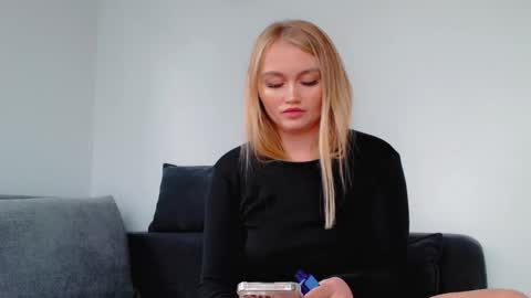 Snapshot of melani_a chatting on 10/22/25, 12:38 Melania online show from 10/22/25, 12:38