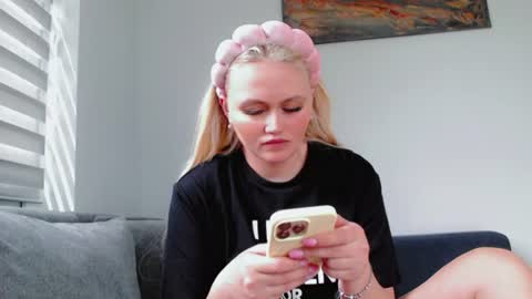 Snapshot of melani_a chatting on 06/18/26, 11:58 Melania online show from 06/18/26, 11:58