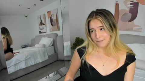 Snapshot of melanie__5 chatting on 01/22/25, 07:57 Melanie Baez online show from 01/22/25, 07:57