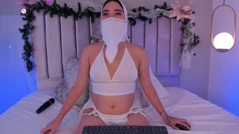 Snapshot of melanie_hillz chatting on 11/25/25, 07:58 Melanie online show from 11/25/25, 07:58