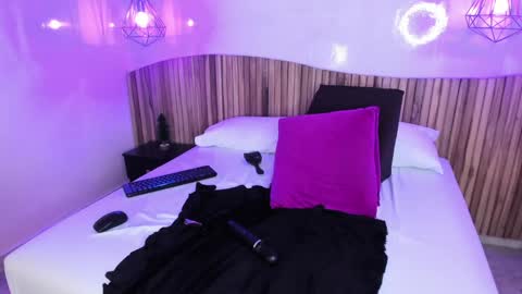 Melanie Roux online show from 01/07/25, 10:41