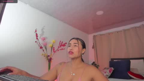 melaniie_roussel online show from 02/18/25, 12:37