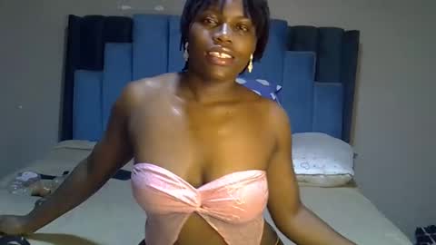 Snapshot of melanin_moon chatting on 05/05/26, 11:24 Moon online show from 05/05/26, 11:24