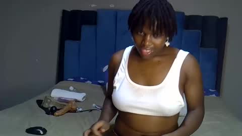 Snapshot of melanin_moon chatting on 05/16/26, 12:07 Moon online show from 05/16/26, 12:07