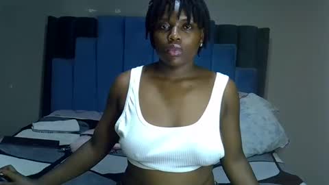 Snapshot of melanin_moon chatting on 05/27/26, 02:08 Moon online show from 05/27/26, 02:08