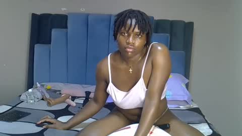 Snapshot of melanin_moon chatting on 06/08/26, 01:44 Moon online show from 06/08/26, 01:44