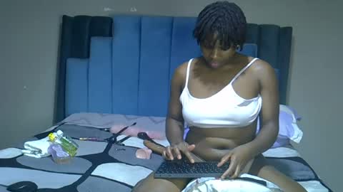 Snapshot of melanin_moon chatting on 06/16/26, 10:12 Moon online show from 06/16/26, 10:12
