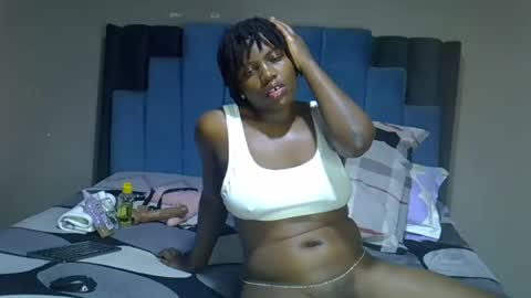 Snapshot of melanin_moon chatting on 06/17/26, 11:23 Moon online show from 06/17/26, 11:23