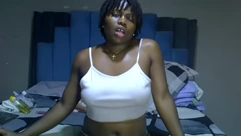 Snapshot of melanin_moon chatting on 06/17/26, 11:27 Moon online show from 06/17/26, 11:27