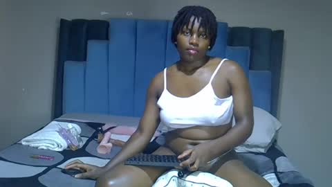 Snapshot of melanin_moon chatting on 06/19/26, 11:25 Moon online show from 06/19/26, 11:25