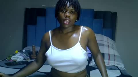 Snapshot of melanin_moon chatting on 06/22/26, 07:00 Moon online show from 06/22/26, 07:00