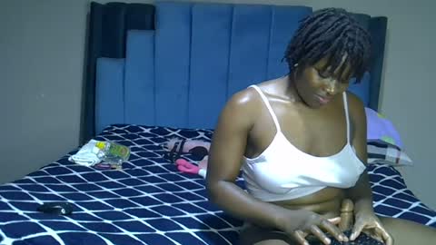 Snapshot of melanin_moon chatting on 07/04/26, 11:33 Moon online show from 07/04/26, 11:33