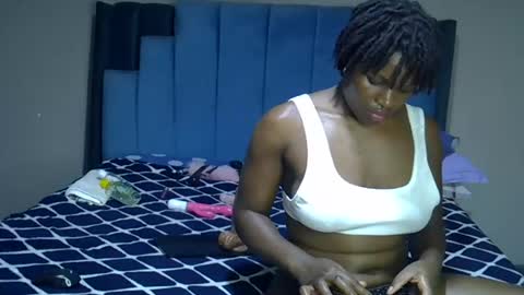Snapshot of melanin_moon chatting on 07/05/26, 11:23 Moon online show from 07/05/26, 11:23