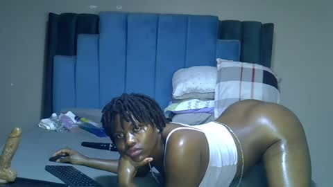 Snapshot of melanin_moon chatting on 07/21/26, 11:29 Moon online show from 07/21/26, 11:29