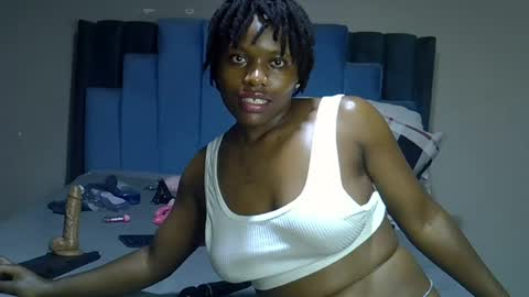 Snapshot of melanin_moon chatting on 07/22/26, 11:51 Moon online show from 07/22/26, 11:51