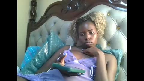Snapshot of melaninblue chatting on 06/08/26, 04:07 melaninblue online show from 06/08/26, 04:07