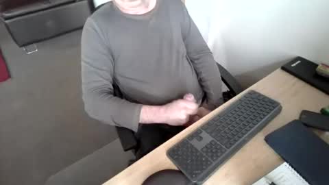 melbguy_075 online show from 10/31/25, 05:08