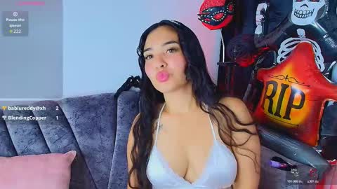    Independent model online show from 10/23/25, 04:56