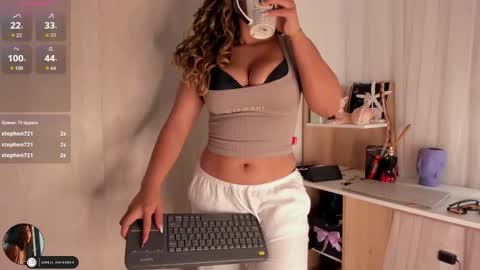 Snapshot of melina_ferrer1 chatting on 12/14/25, 02:33 EI online show from 12/14/25, 02:33