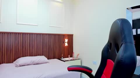 M E L I N A  online show from 03/01/25, 07:37