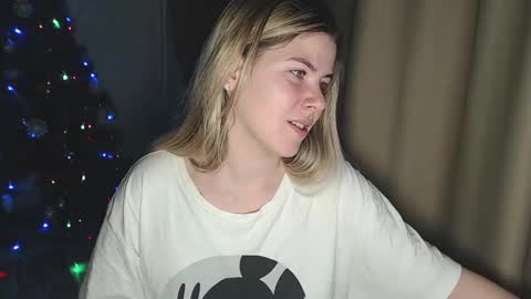 Snapshot of melissa__ray chatting on 12/17/24, 06:31 Melissa  Ray online show from 12/17/24, 06:31