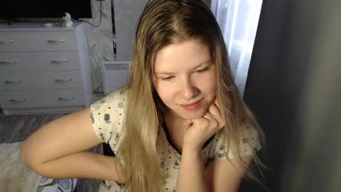 Snapshot of melissa__ray chatting on 02/19/25, 10:45 Melissa  Ray online show from 02/19/25, 10:45