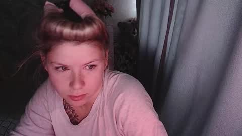 Snapshot of melissa__ray chatting on 10/25/25, 02:30 Melissa  Ray online show from 10/25/25, 02:30