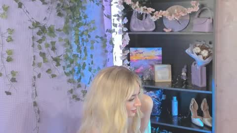 Snapshot of melissa_milton chatting on 03/11/25, 04:43 Melissa - Your Dream Girl online show from 03/11/25, 04:43