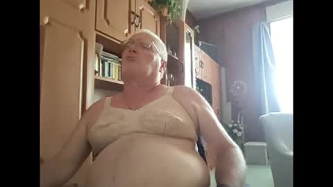 Snapshot of melltartosfiu chatting on 11/05/25, 12:05 braboy online show from 11/05/25, 12:05