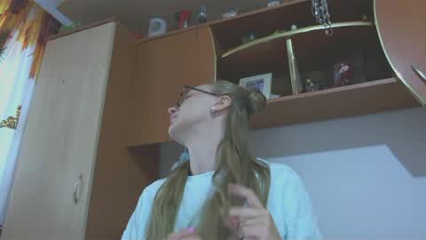 Snapshot of melly_rosey chatting on 02/17/25, 07:37 Melly online show from 02/17/25, 07:37