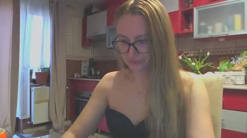 Snapshot of melly_rosey chatting on 03/03/25, 07:54 Melly online show from 03/03/25, 07:54