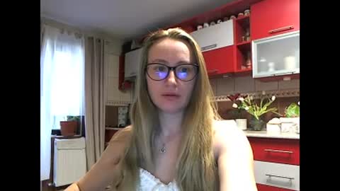 Snapshot of melly_rosey chatting on 03/04/25, 08:02 Melly online show from 03/04/25, 08:02