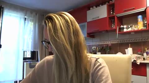 Snapshot of melly_rosey chatting on 09/16/25, 06:25 Melly online show from 09/16/25, 06:25