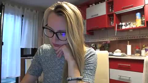 Snapshot of melly_rosey chatting on 09/17/25, 06:15 Melly online show from 09/17/25, 06:15