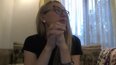 Snapshot of melly_rosey chatting on 10/03/25, 06:32 Melly online show from 10/03/25, 06:32