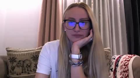 Melly online show from 11/08/25, 03:56