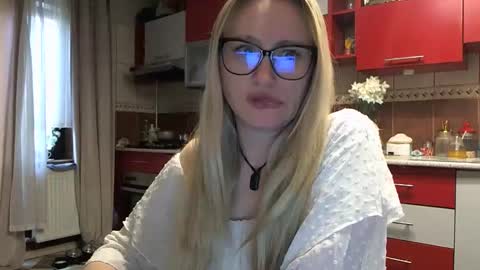 Melly online show from 04/17/26, 05:54