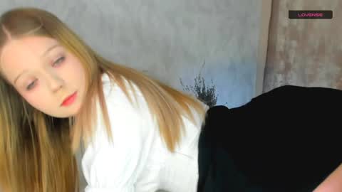 Snapshot of melmooon chatting on 12/02/24, 01:46 MelMooon online show from 12/02/24, 01:46