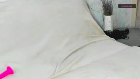 Snapshot of melmooon chatting on 12/19/24, 02:13 MelMooon online show from 12/19/24, 02:13