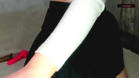 Snapshot of melmooon chatting on 12/21/24, 05:29 MelMooon online show from 12/21/24, 05:29