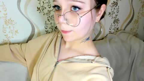 Snapshot of melmooon chatting on 09/29/25, 06:46 MelMooon online show from 09/29/25, 06:46