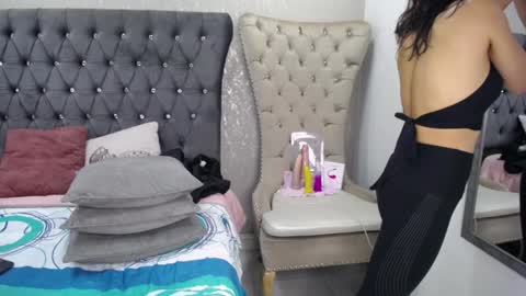 Snapshot of melodiroux_ chatting on 01/31/25, 01:23 Melodi online show from 01/31/25, 01:23
