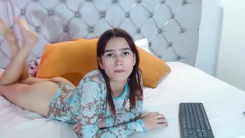 Snapshot of melodymansson chatting on 02/13/25, 05:01 Luisa Castro online show from 02/13/25, 05:01