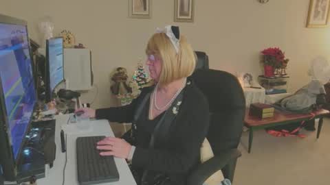 Snapshot of melodyredux_62 chatting on 12/19/25, 05:09 Melody online show from 12/19/25, 05:09