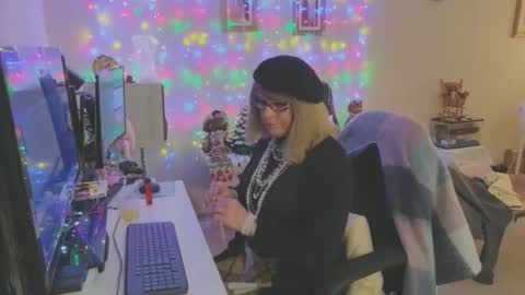 Snapshot of melodyredux_62 chatting on 12/21/25, 11:56 Melody online show from 12/21/25, 11:56