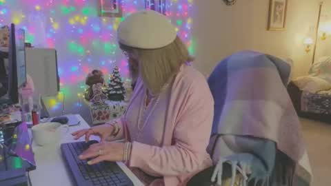 Snapshot of melodyredux_62 chatting on 12/22/25, 01:52 Melody online show from 12/22/25, 01:52